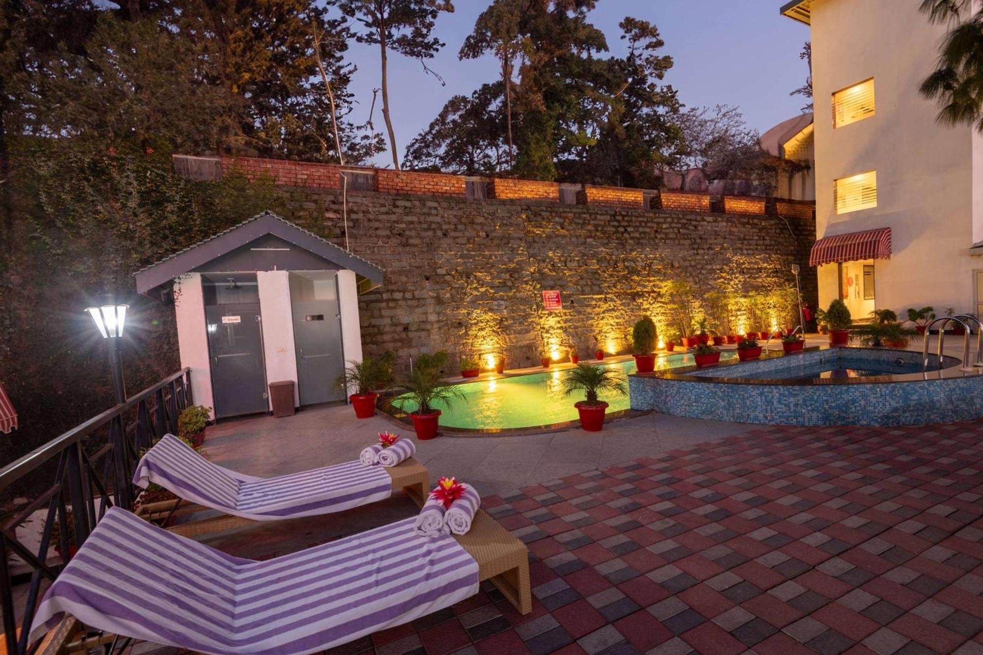 Ramada by Wyndham Kasauli Hotel Bagian luar foto